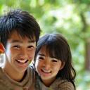 熱帯雨林で子供たちと楽しそうにしている斉藤一家。