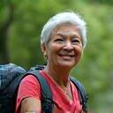 熱帯雨林の小道で休憩中に、ガイドと話す60代の鈴木さん。